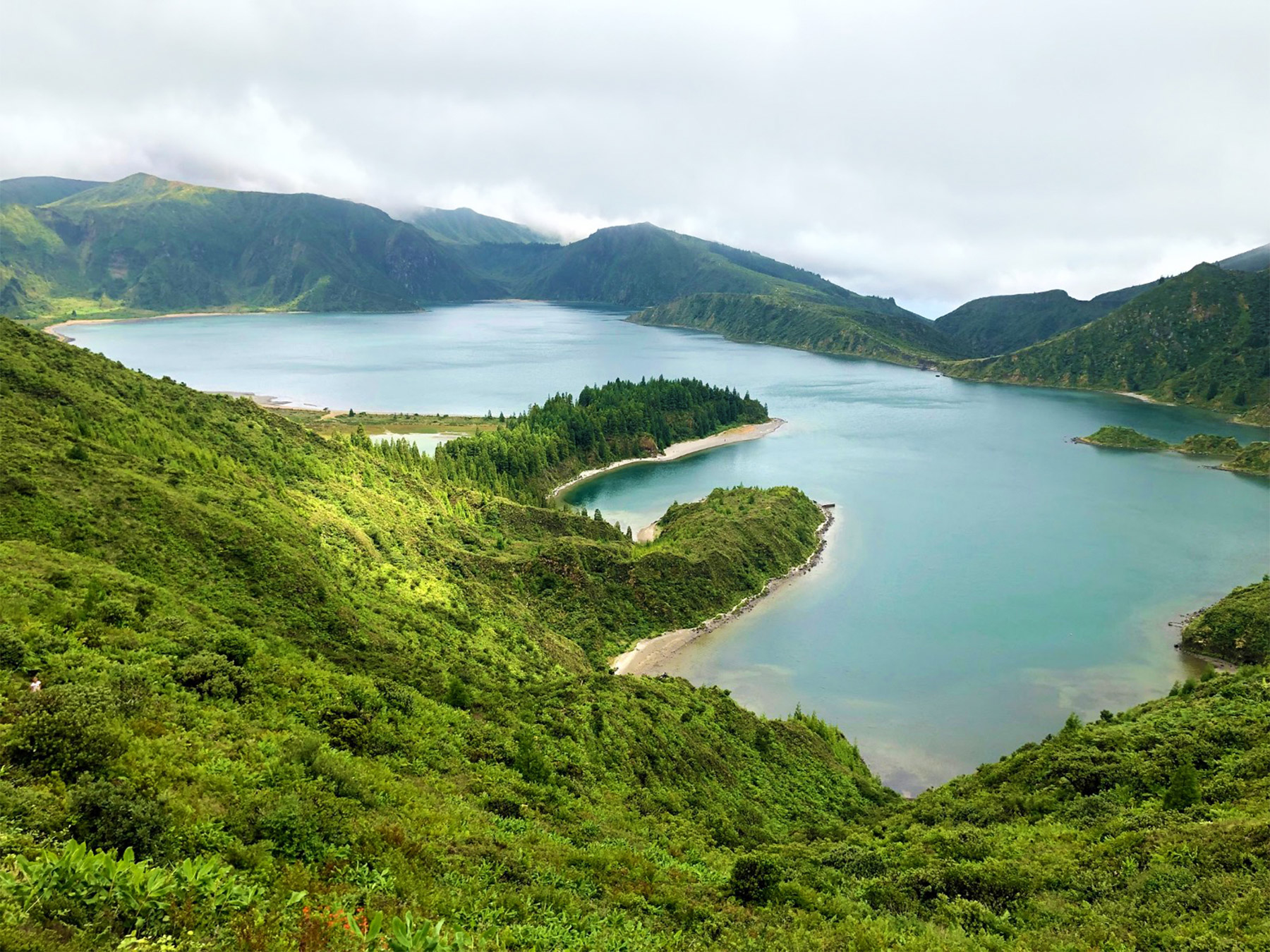 Image montrant un lac des Açores